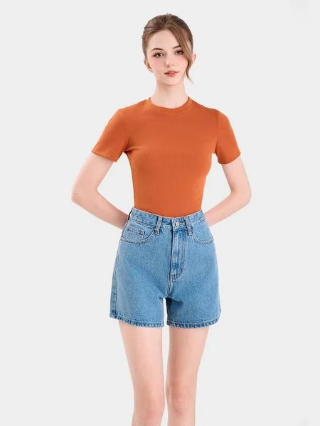 Phối quần short jean năng động khi chụp ảnh ngoại cảnh