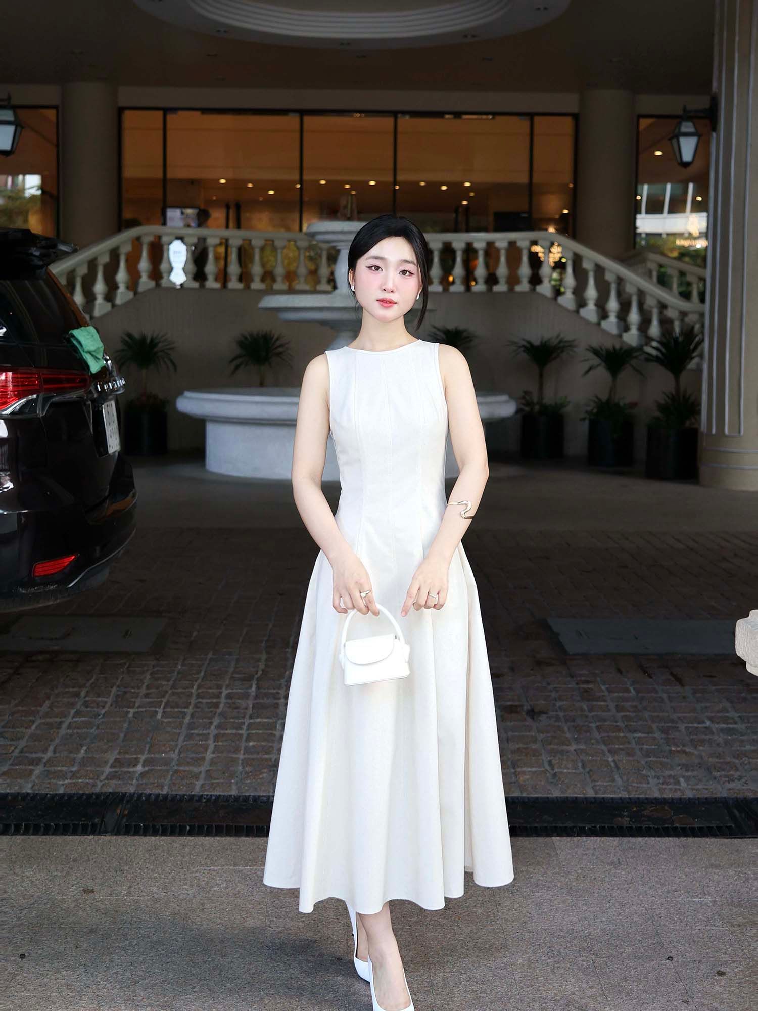 Phần eo được thiết kế khéo léo của đầm midi sát nách giúp tôn dáng tối đa