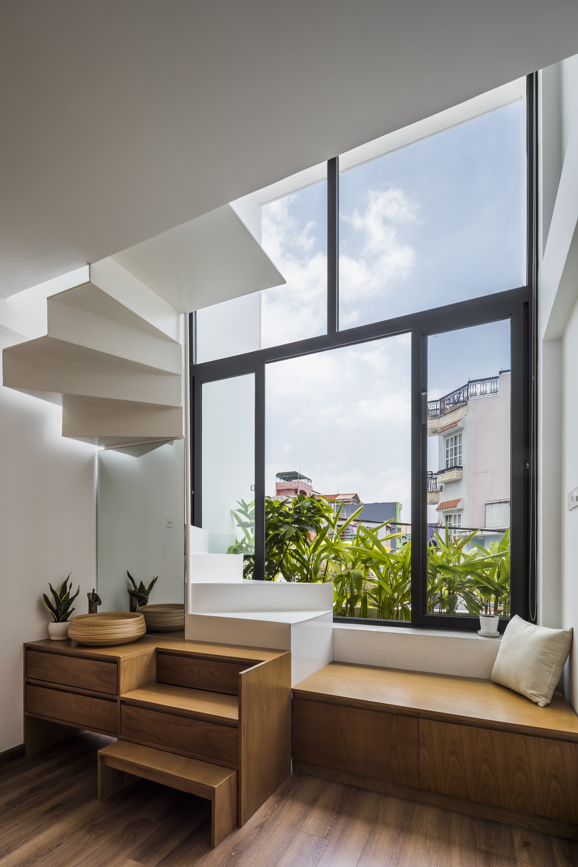 Thiết kế lệch tầng và giếng trời lưu thông gió