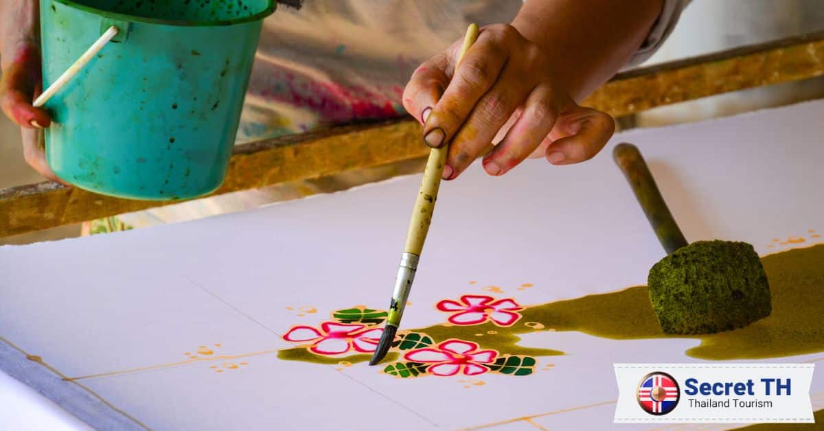 Du khách thực hành nghệ thuật làm vải Batik