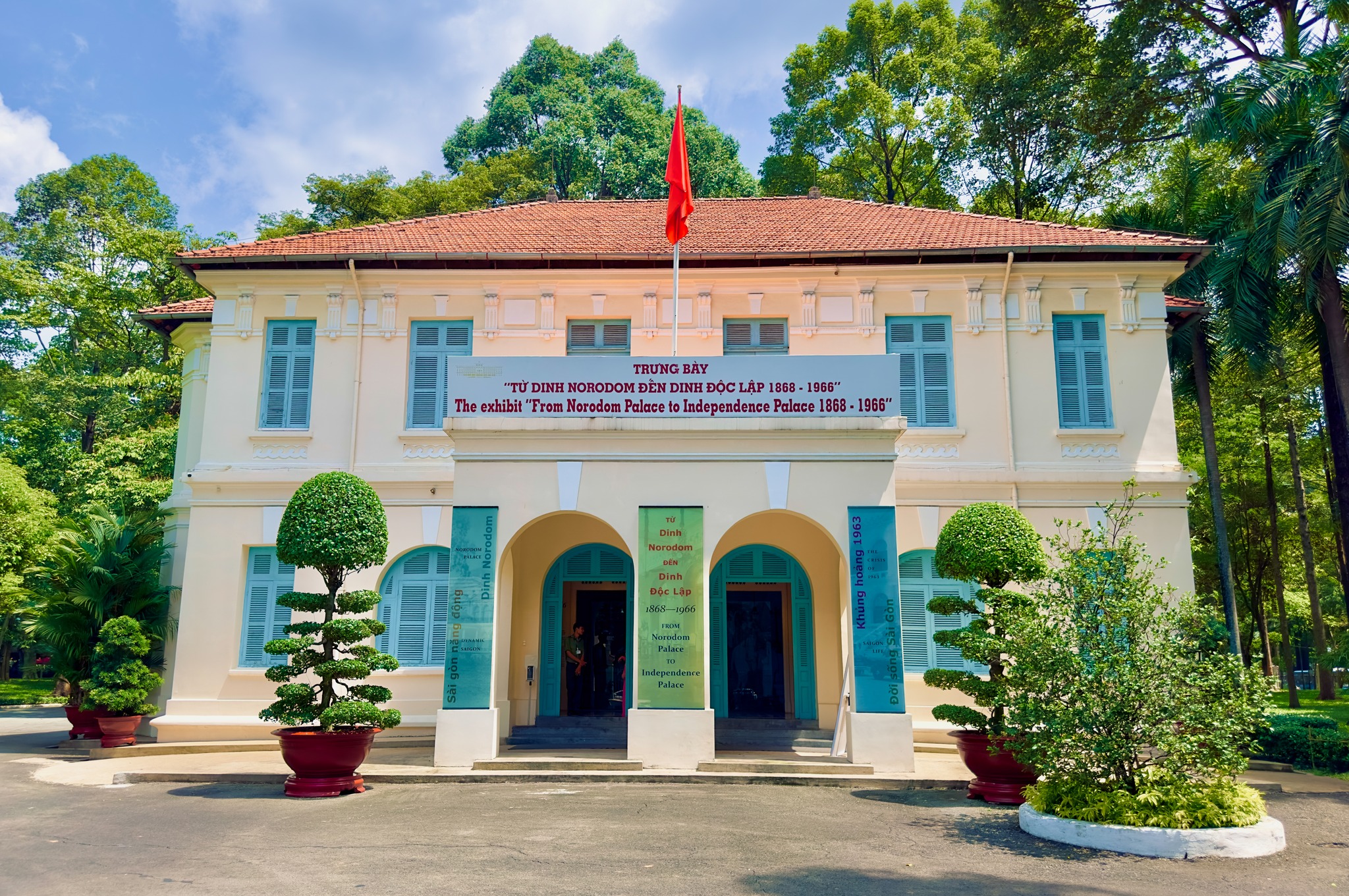 Dinh Độc Lập nhìn từ sân trước