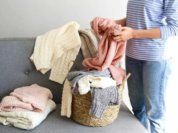 Phân loại áo trước khi giặt