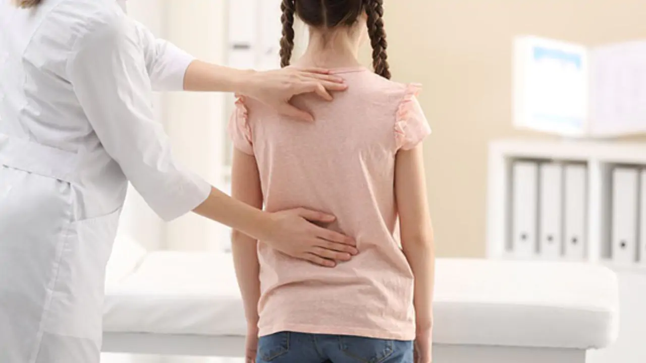 Tư thế đúng và cột sống khỏe mạnh giúp phòng ngừa đau lưng ở trẻ