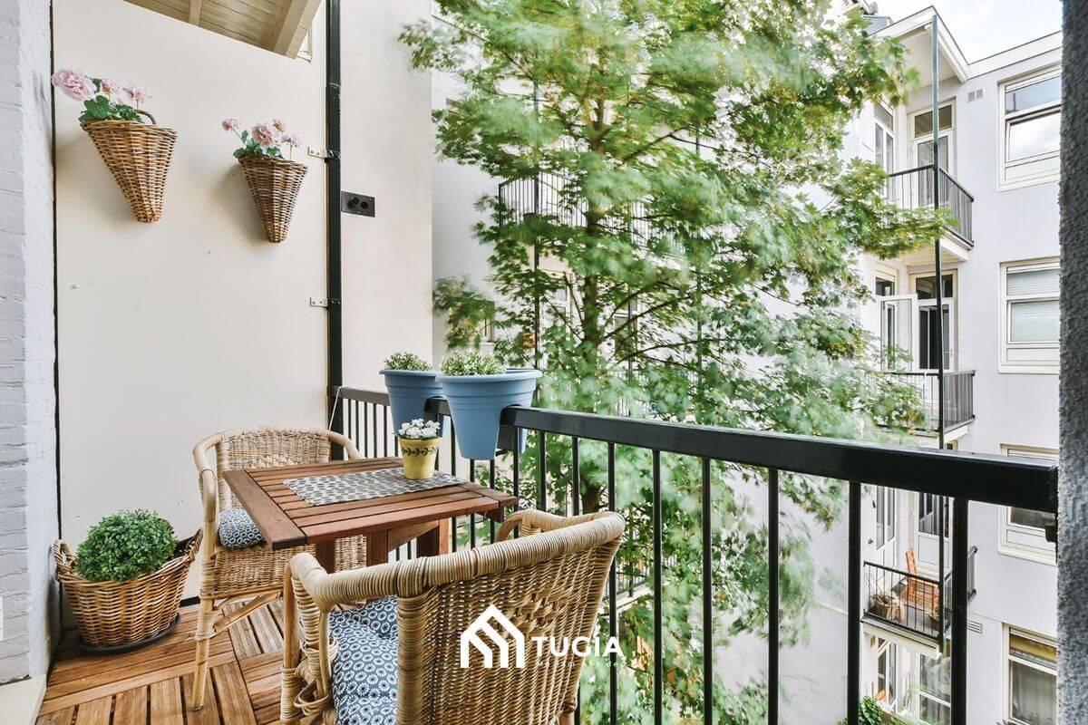 Ban công tối giản kết hợp cây xanh