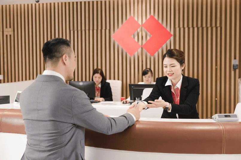 Khách hàng có thể chuyển đổi thẻ ATM trực tiếp tại phòng giao dịch ngân hàng