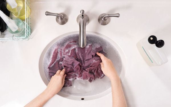 Thao tác giặt áo giữ nhiệt bằng tay an toàn