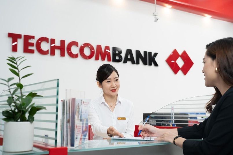 Nhân viên chăm sóc khách hàng tư vấn quy trình mở sổ