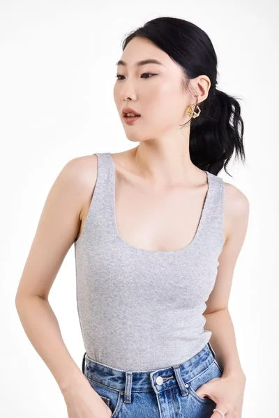 Sơ mi màu xanh dương đậm mang lại sự ổn định tâm lý nơi công sở