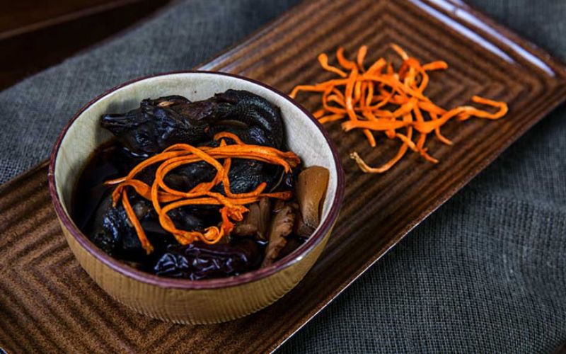 Gà ác tiềm đông trùng hạ thảo là món đại bổ cao cấp giúp tăng sức đề kháng