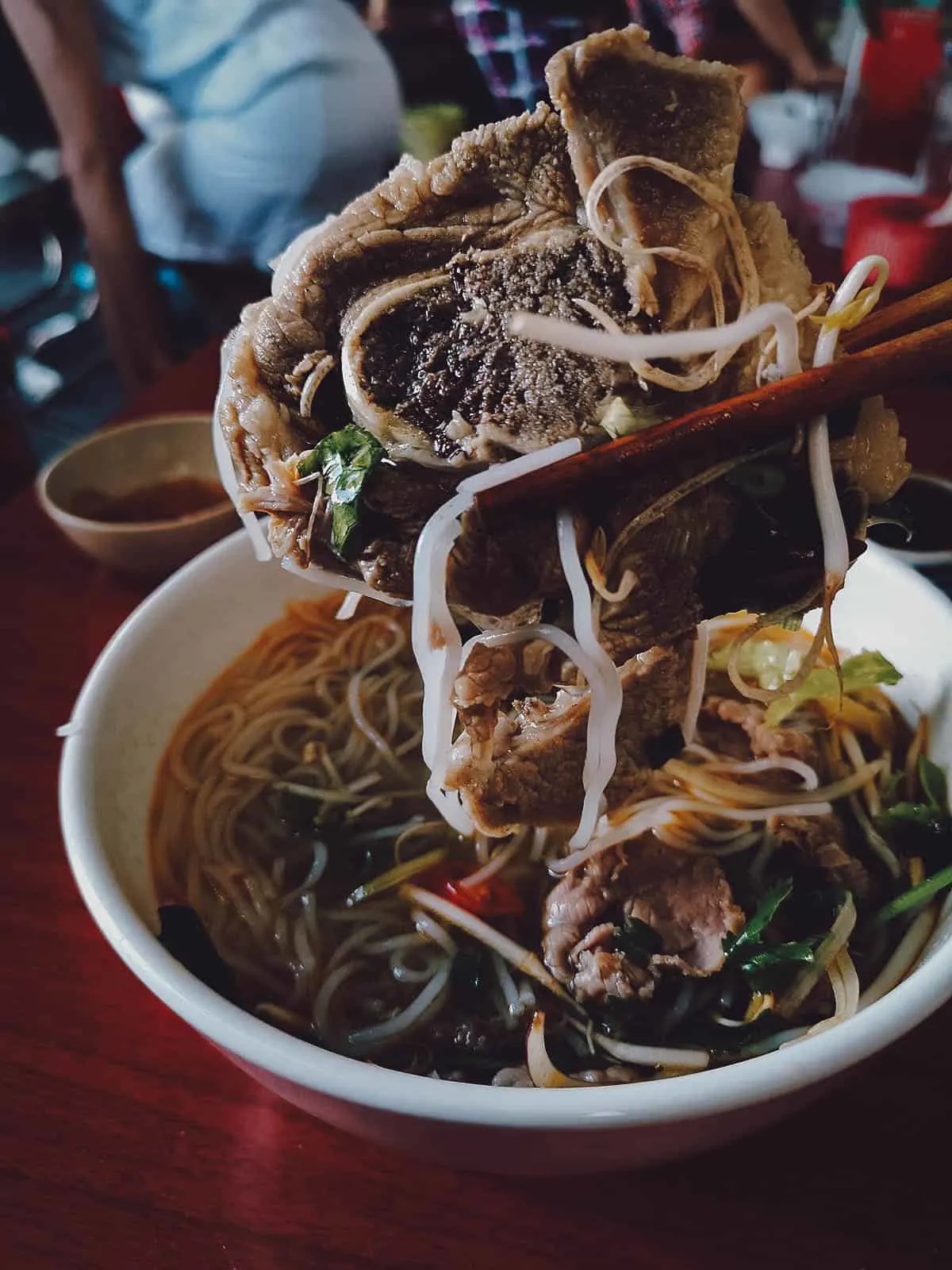 Tô bún bò Huế nóng hổi ăn kèm giá đỗ