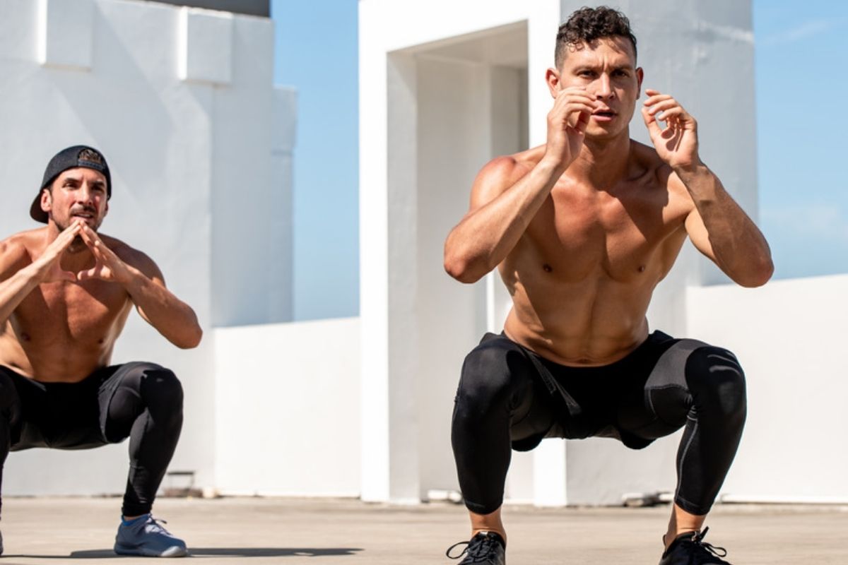 Lựa chọn các bài tập huy động nhiều nhóm cơ như Squat là yếu tố cốt lõi của phương pháp