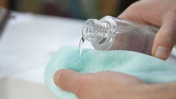 Sử dụng oxy già để tẩy vết lem màu cứng đầu trên áo