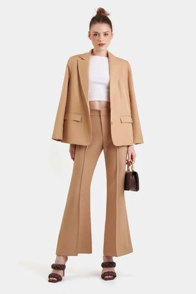 Áo blazer là kiểu áo khoác bán trang trọng, dễ phối và linh hoạt