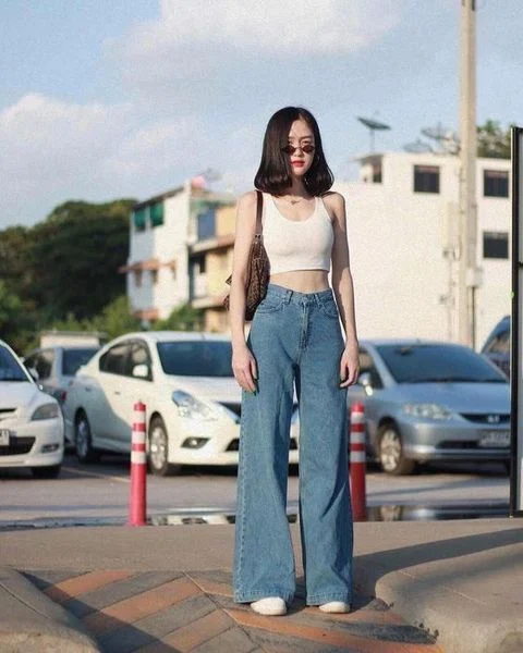 Phối quần cạp cao ống rộng cùng áo croptop khoe trọn đường cong eo