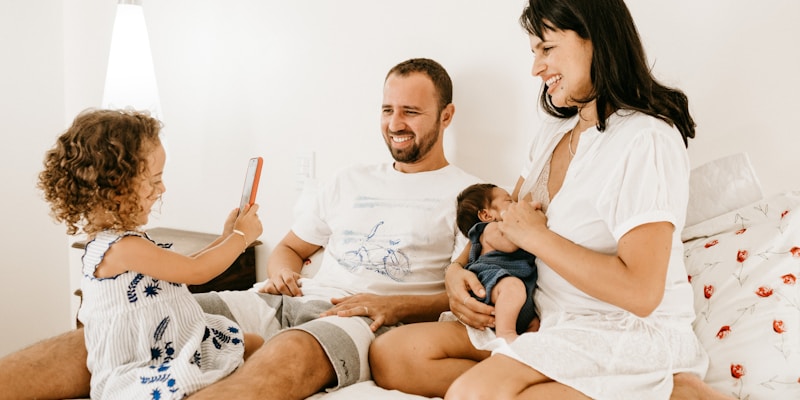 Hình ảnh mẹ con tương tác trong không gian gia đình