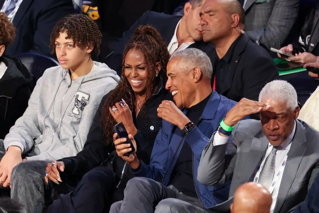 Michelle Obama và Barack Obama tại một sự kiện bóng rổ năm 2026