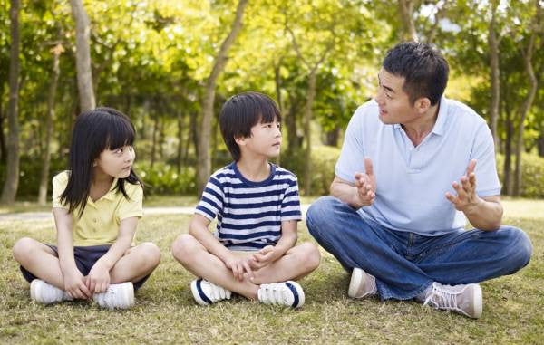 Cha mẹ trò chuyện và đồng cảm với con