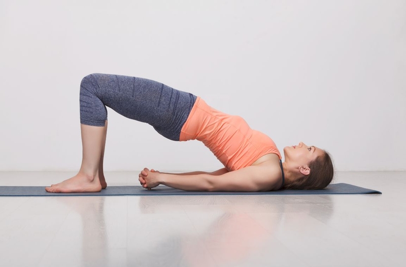 Tư thế cây cầu Bridge Pose trong yoga cơ bản