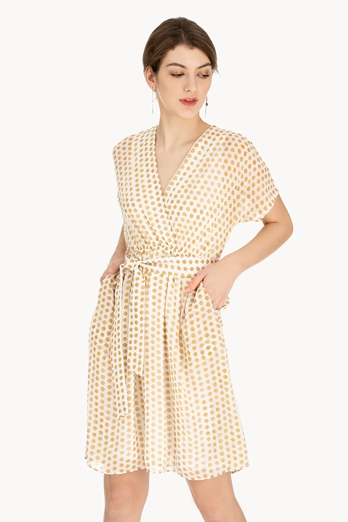 Đầm đắp chéo lưng thun họa tiết chấm bi mềm mại tạo cảm giác thoải mái khi vận động