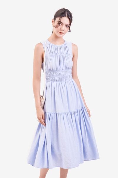 Phối áo thun xanh rêu cùng quần short năng động cho những ngày hè tràn đầy năng lượng