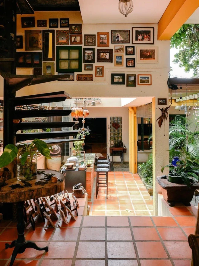 Buổi tối với ánh sáng mềm mại bao trùm khu vực gia đình