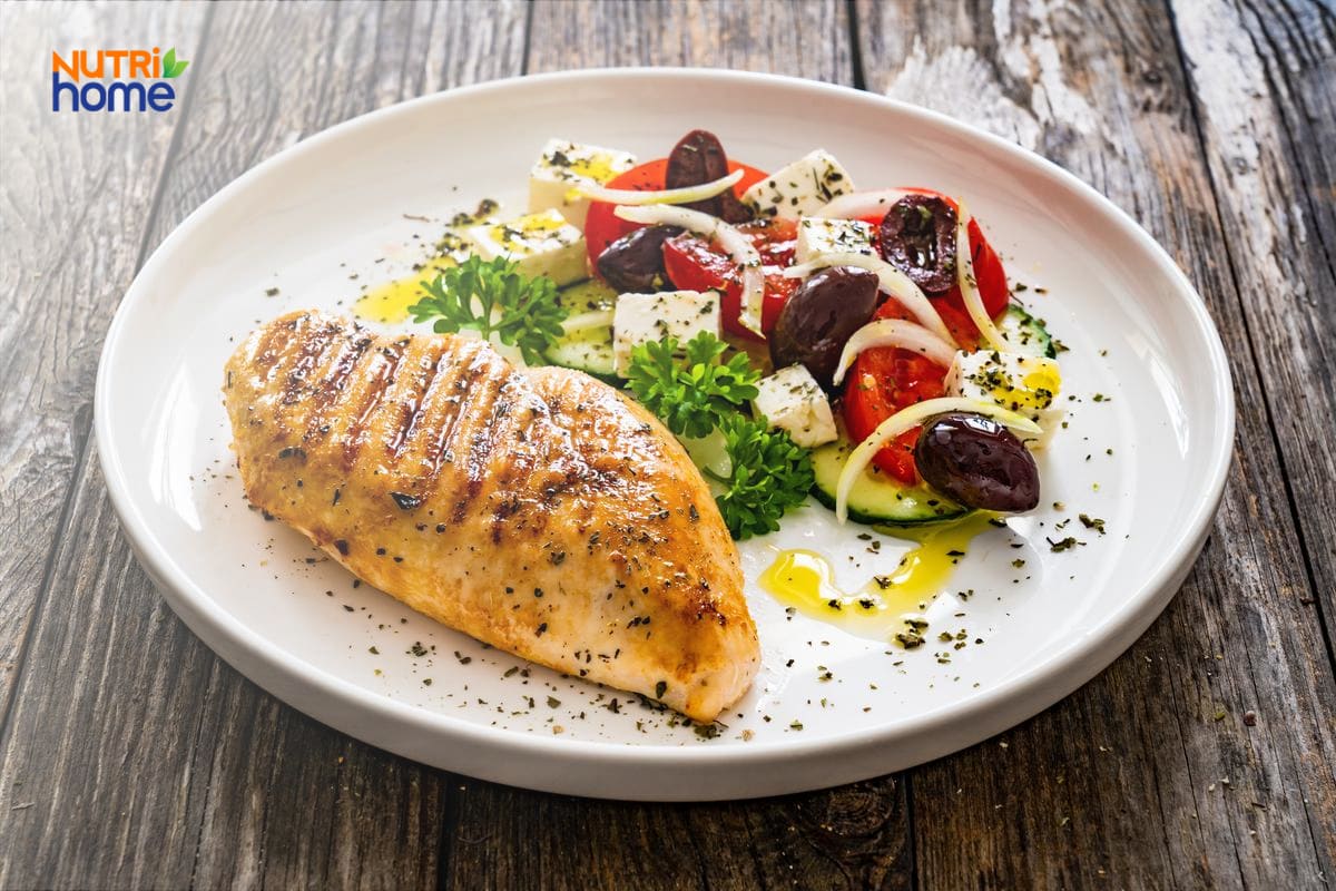 Ức gà áp chảo cùng salad rau củ eat clean