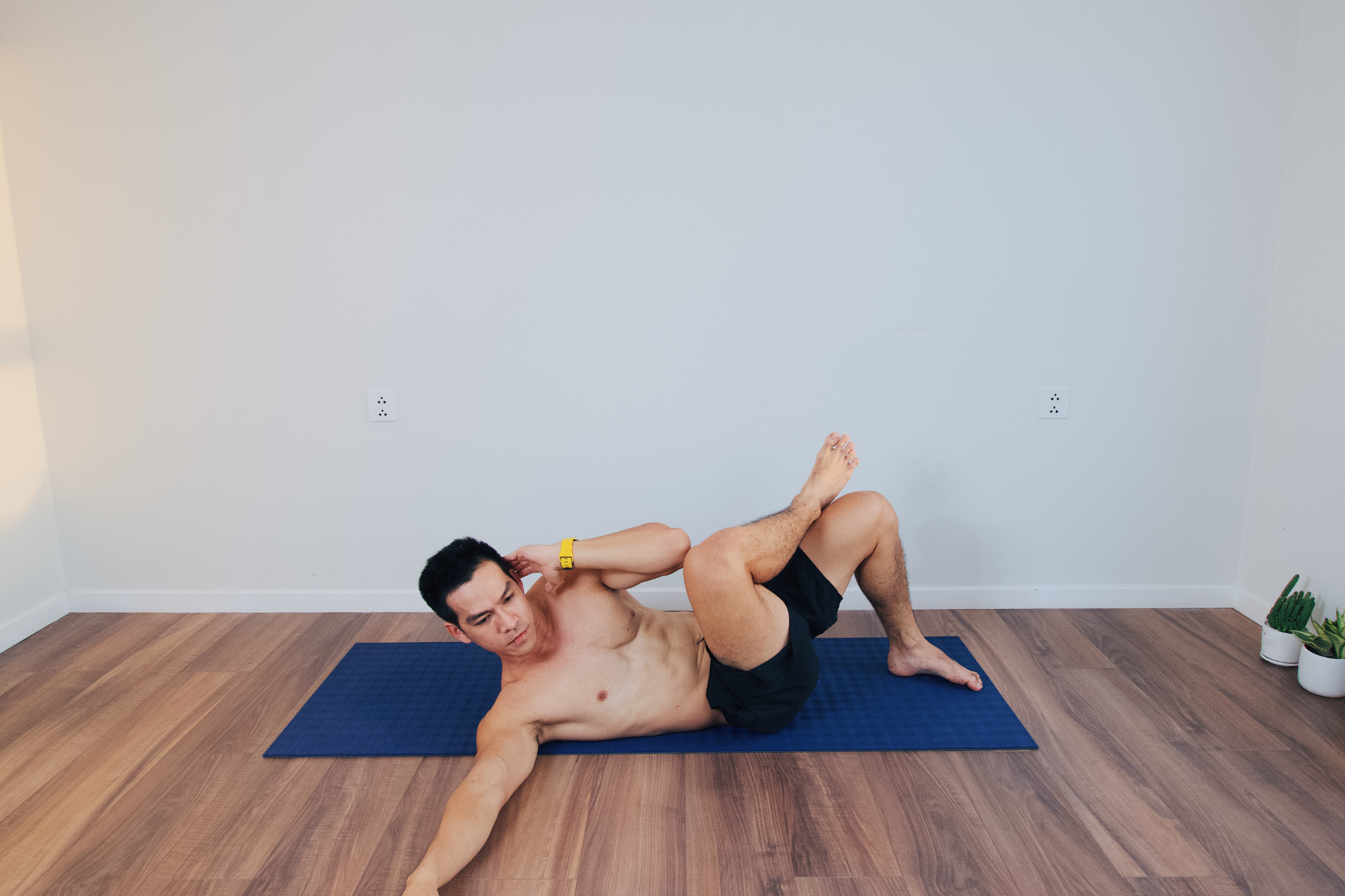 Tư thế Crossover Crunch