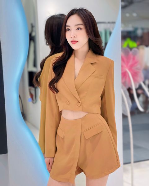 Sử dụng phụ kiện ánh kim để tạo điểm nhấn cho trang phục tông trầm