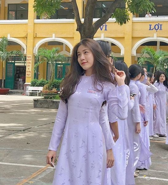 Nữ sinh thướt tha trong trang phục áo dài trắng truyền thống