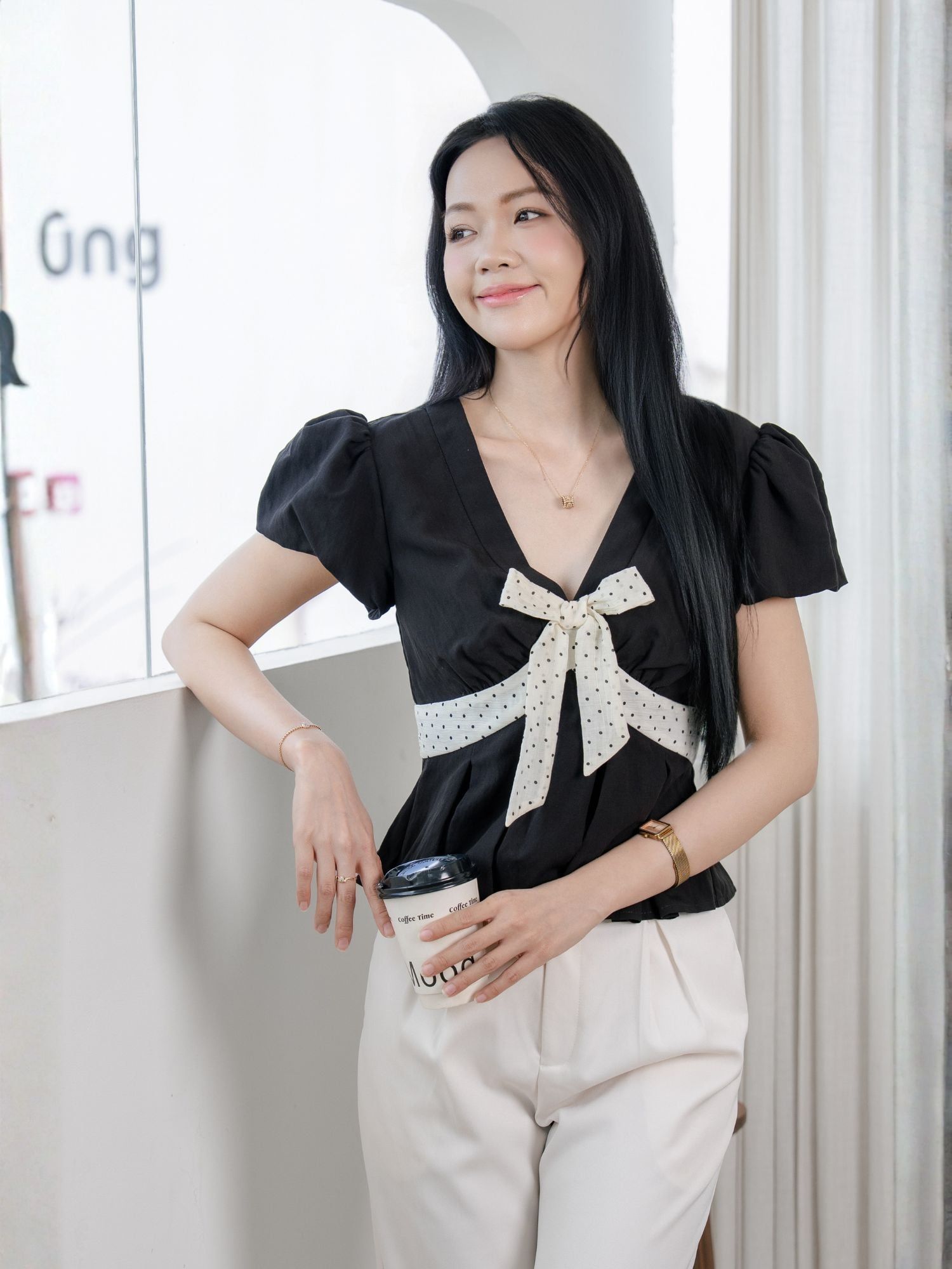 Áo kiểu phối nơ chấm bi màu đen