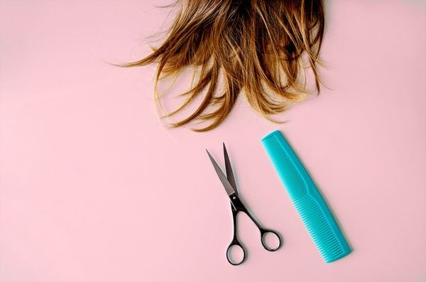 Loại bỏ tóc khô xơ để tóc suôn mượt