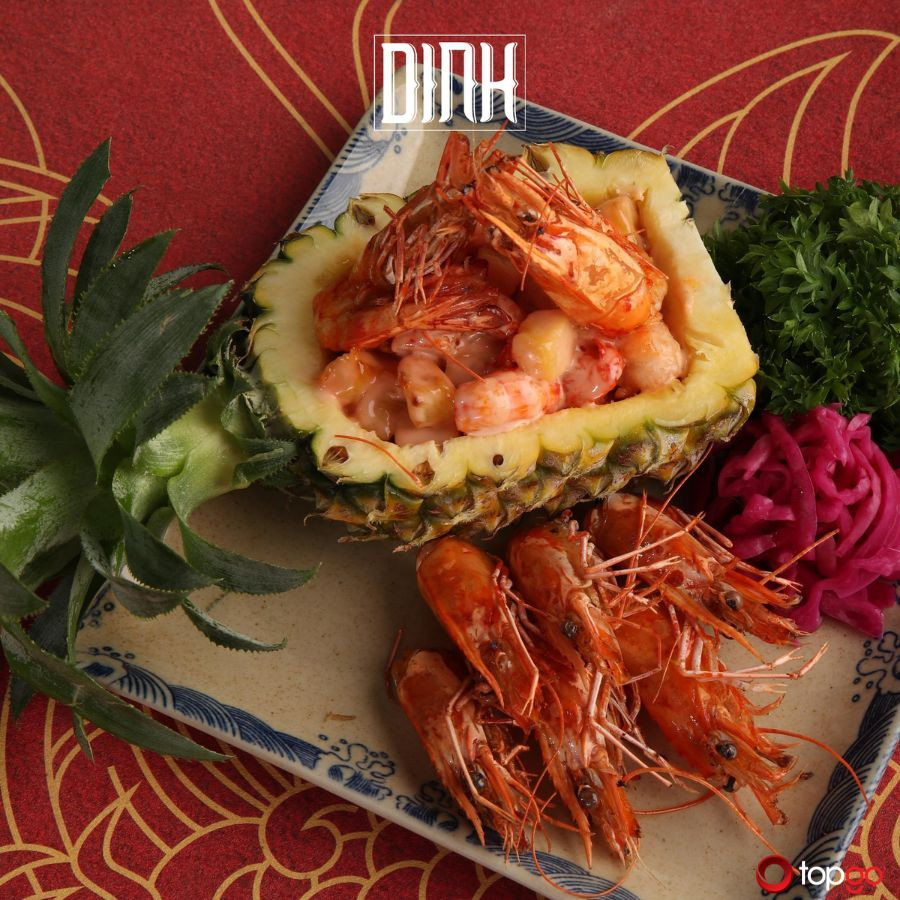 Đĩa món chính hấp dẫn với hải sản tươi ngon và rau củ tại Dinh Restaurant Landmark 72