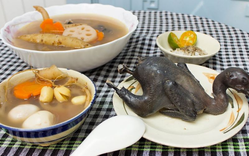 Gà ác tiềm nhân sâm là món đại bổ giúp tăng sức đề kháng và phục hồi nhanh cho người suy nhược hoặc mới ốm dậy.