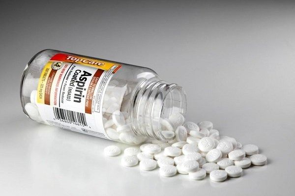 Tận dụng thuốc Aspirin để tẩy trắng tất