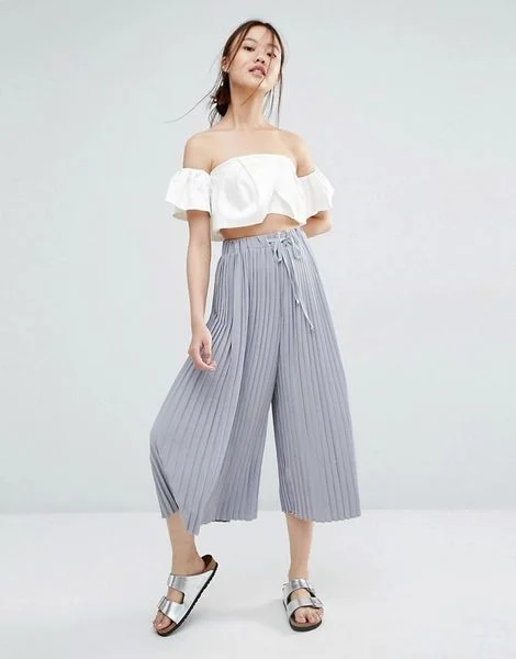 Năng động cùng áo crop top và quần xếp ly