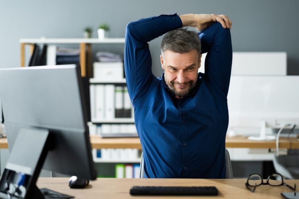 Các bài tập thể dục đơn giản, dễ làm tại bàn làm việc cho nhân viên văn phòng