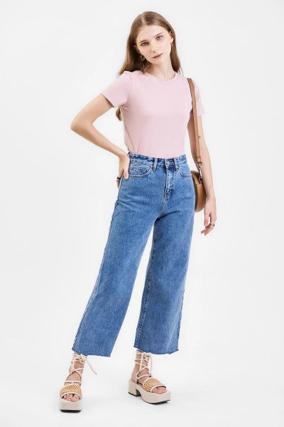 Phối áo thun basic với quần để trẻ trung và gọn dáng