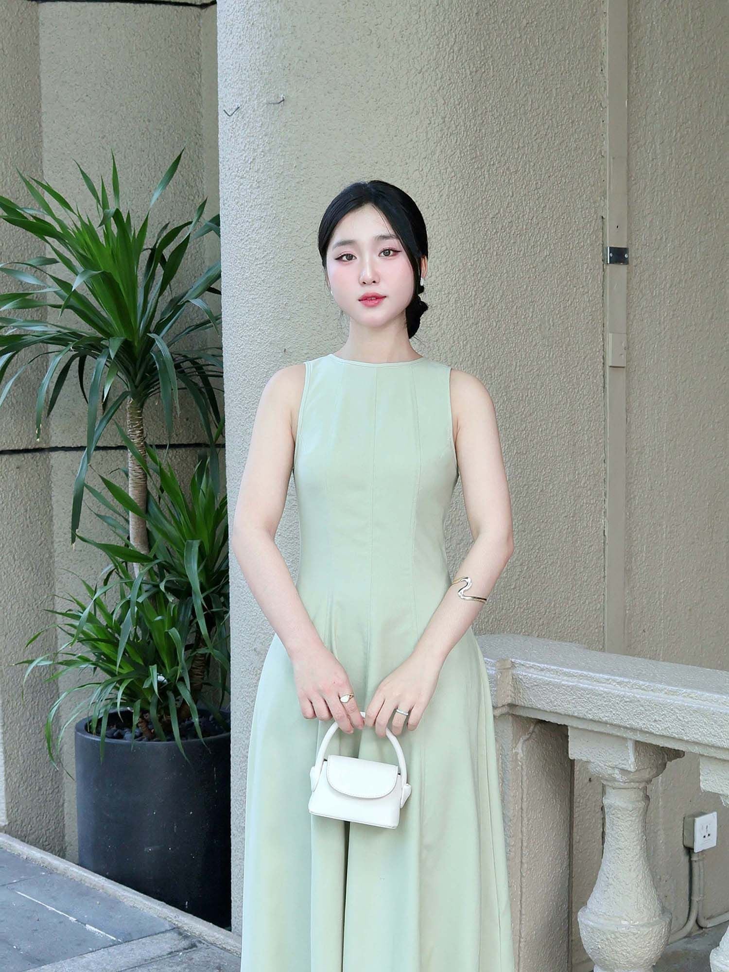 Thiết kế đầm midi sát nách màu xanh lá thanh lịch tôn vóc dáng