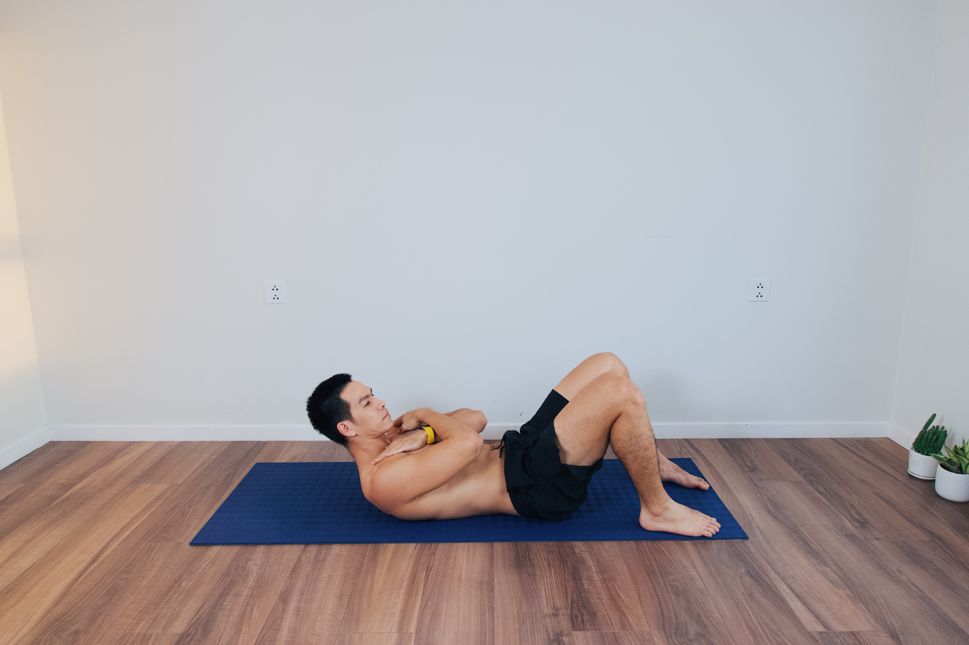 Tư thế bắt chéo tay trước ngực khi gập bụng