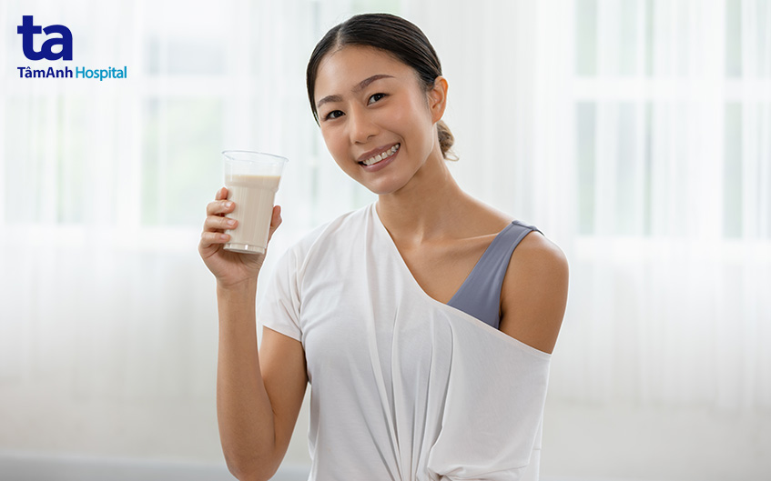 uống sữa đầy đủ