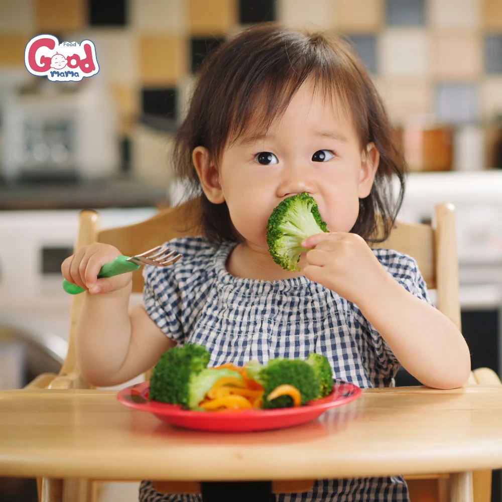 Bé bắt đầu ăn dặm cần sự sẵn sàng về vận động, phản xạ và hứng thú với thức ăn