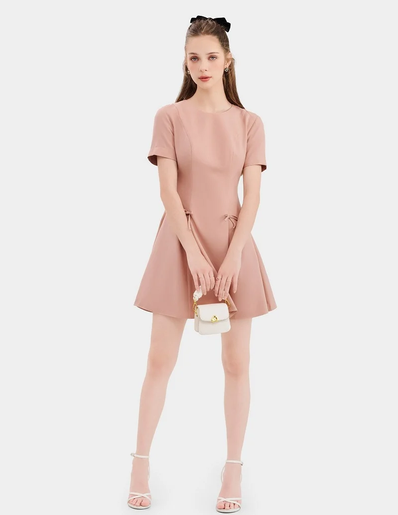 Đầm mini cổ tròn tay ngắn xếp li tùng đính nơ
