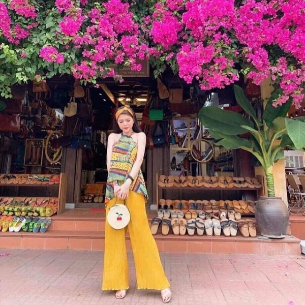 Áo cổ yếm tôn vinh bờ vai thon thả