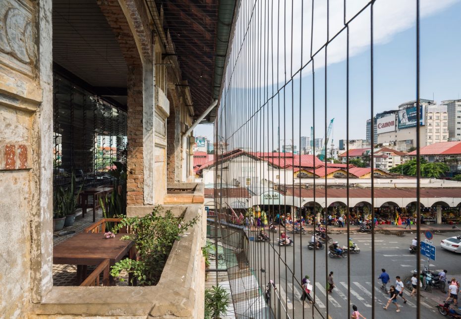 Giếng trời trung tâm đưa ánh sáng tự nhiên ngập tràn không gian