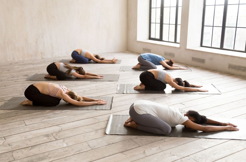 Tư thế em bé Child's Pose trong yoga cơ bản