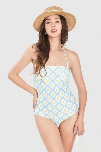 Sự kết hợp tinh tế giữa mũ cói và kính mát giúp nâng tầm set đồ bơi