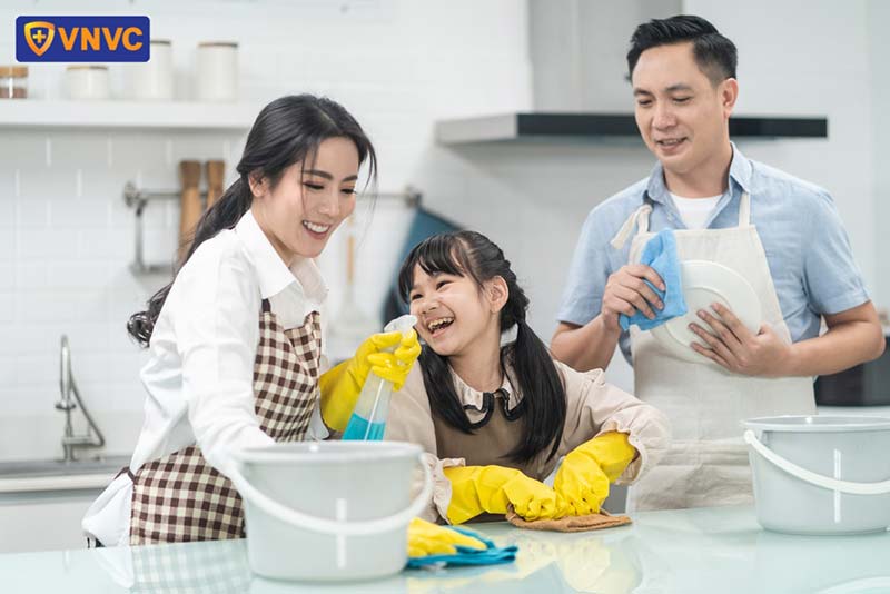 Gia đình lau dọn nhà cửa