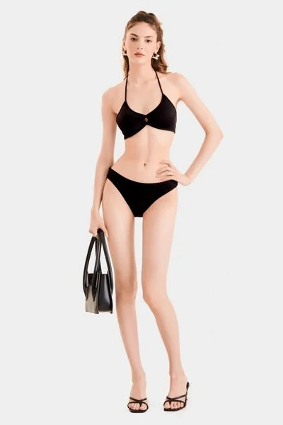 Thiết kế Thong bikini cắt cao giúp kéo dài đôi chân triệt để