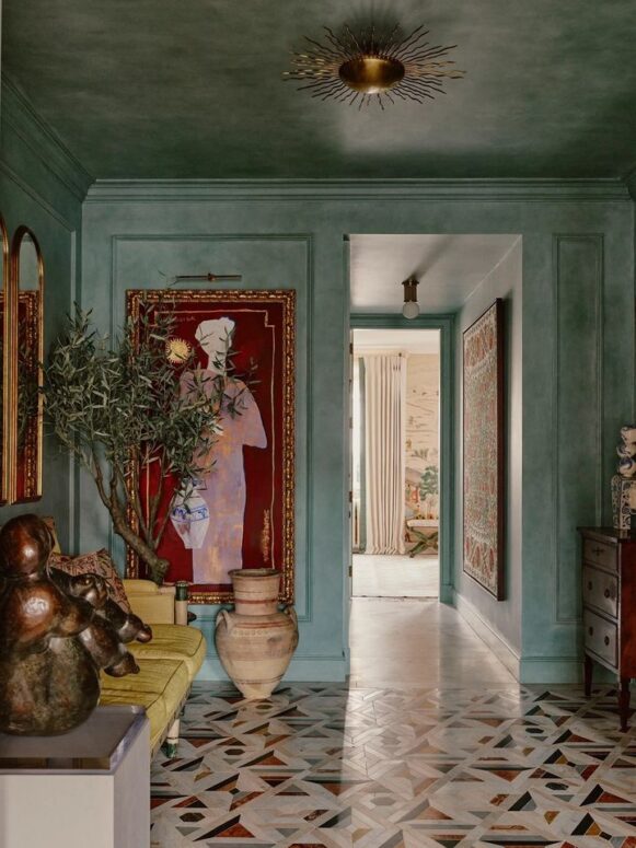 Phòng ngủ với nhiều lớp vải, tranh treo và đồ decor mang cá tính riêng