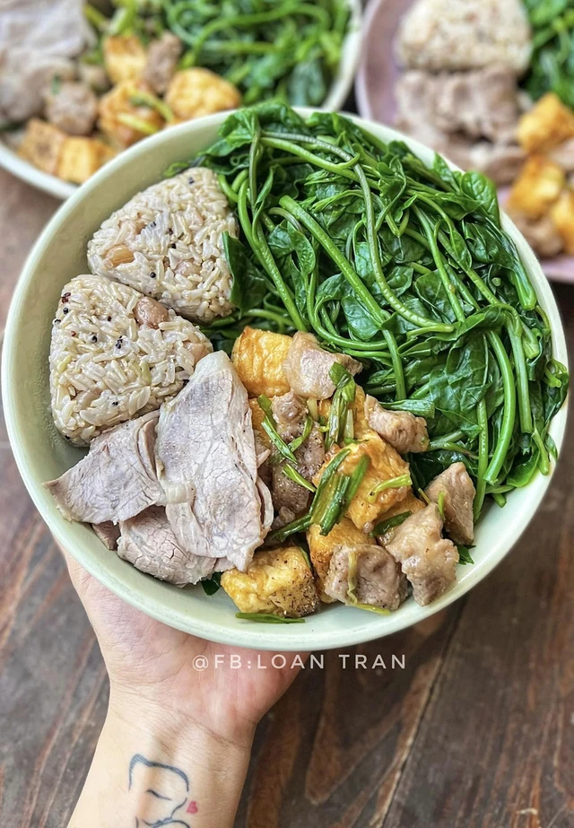 Cơm lứt mix hạt, thịt luộc và đậu phụ rim thịt